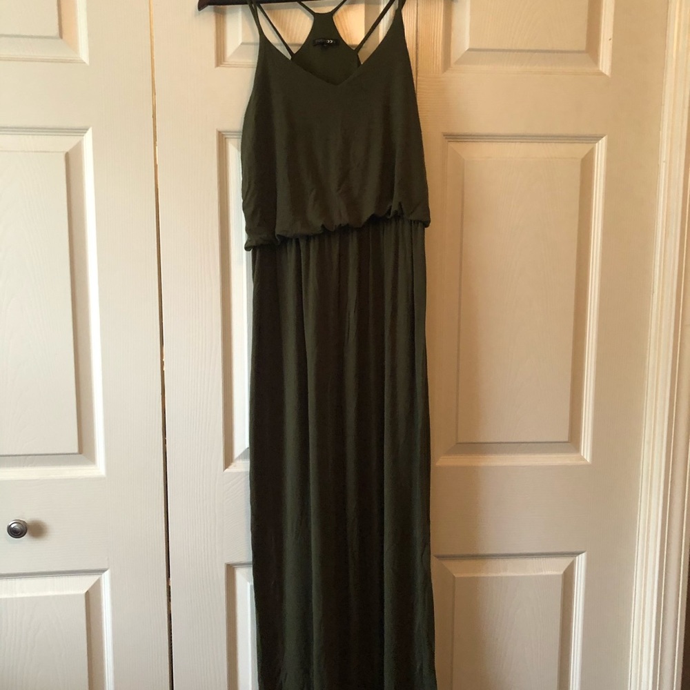 Maxi dress with pockets.